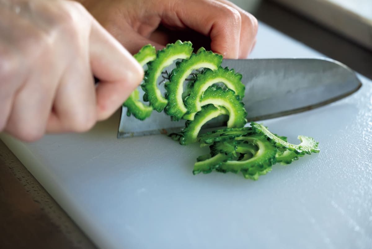 ゴーヤを切る様子