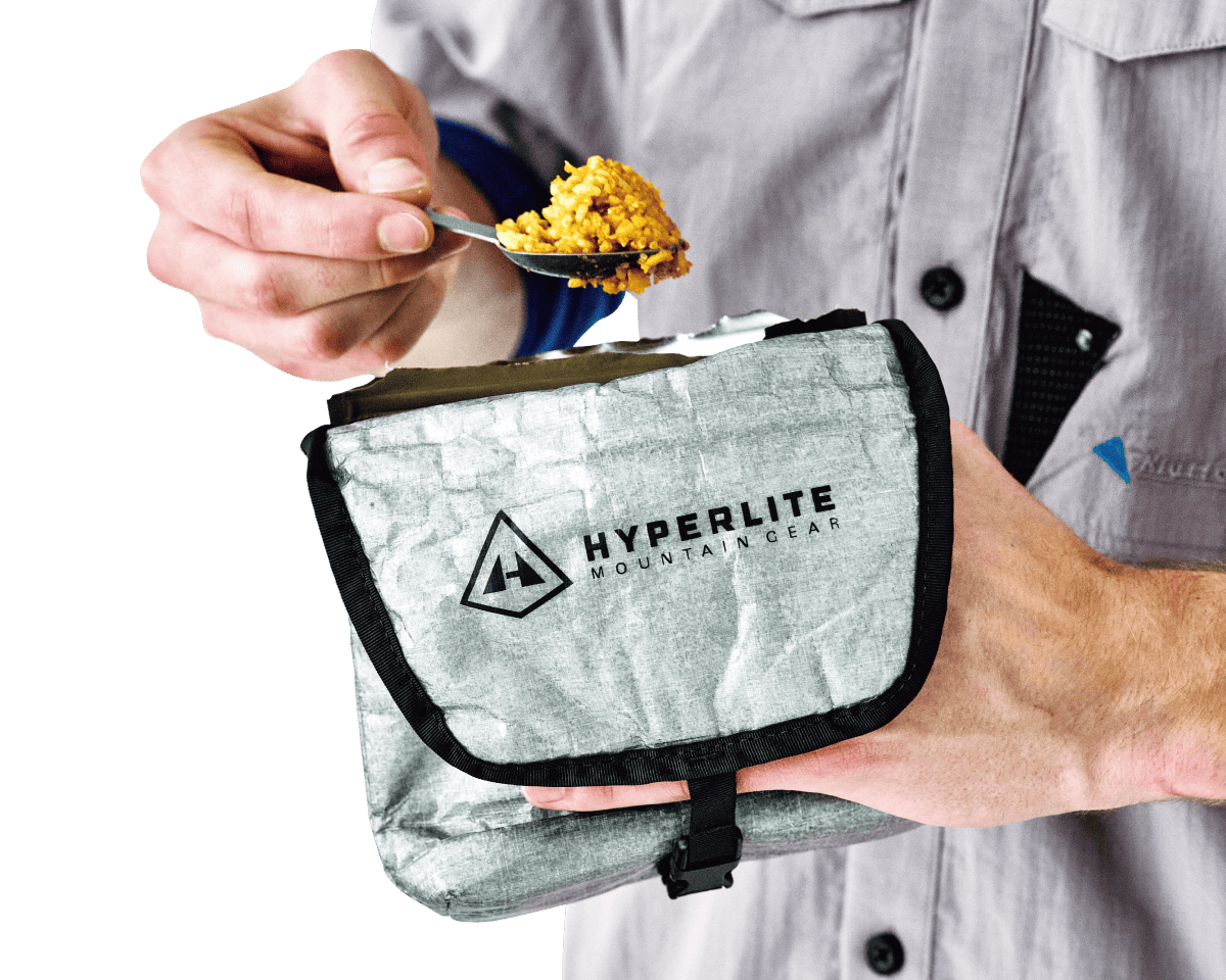 〈Hyperlite Mountain Gear〉サーマルケースを使用している様子