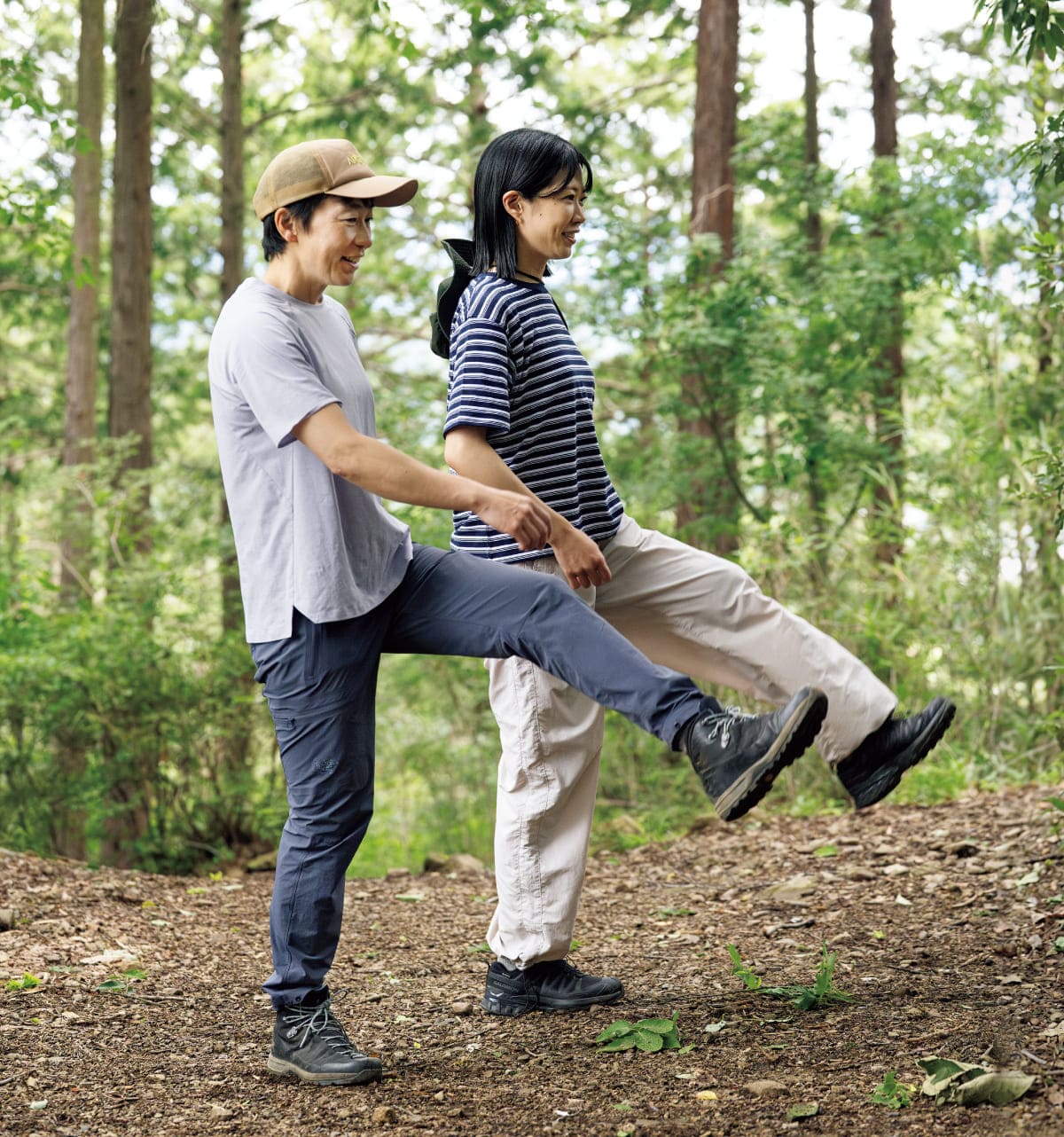 動的ストレッチ運動をしている様子