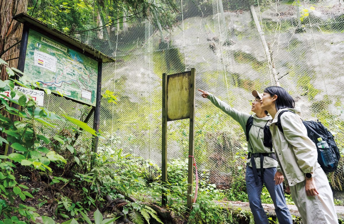 登山ルートの確認をしている様子