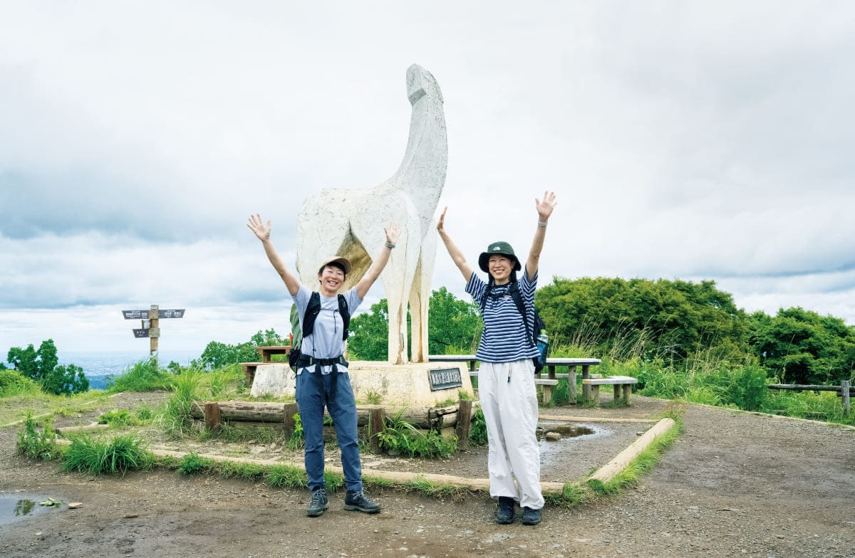 頂上では陣馬山のシンボル・白馬の巨大モニュメントでの様子