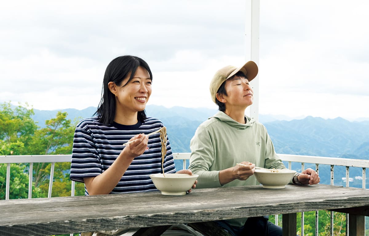 登山後の食事を楽しんでいる様子