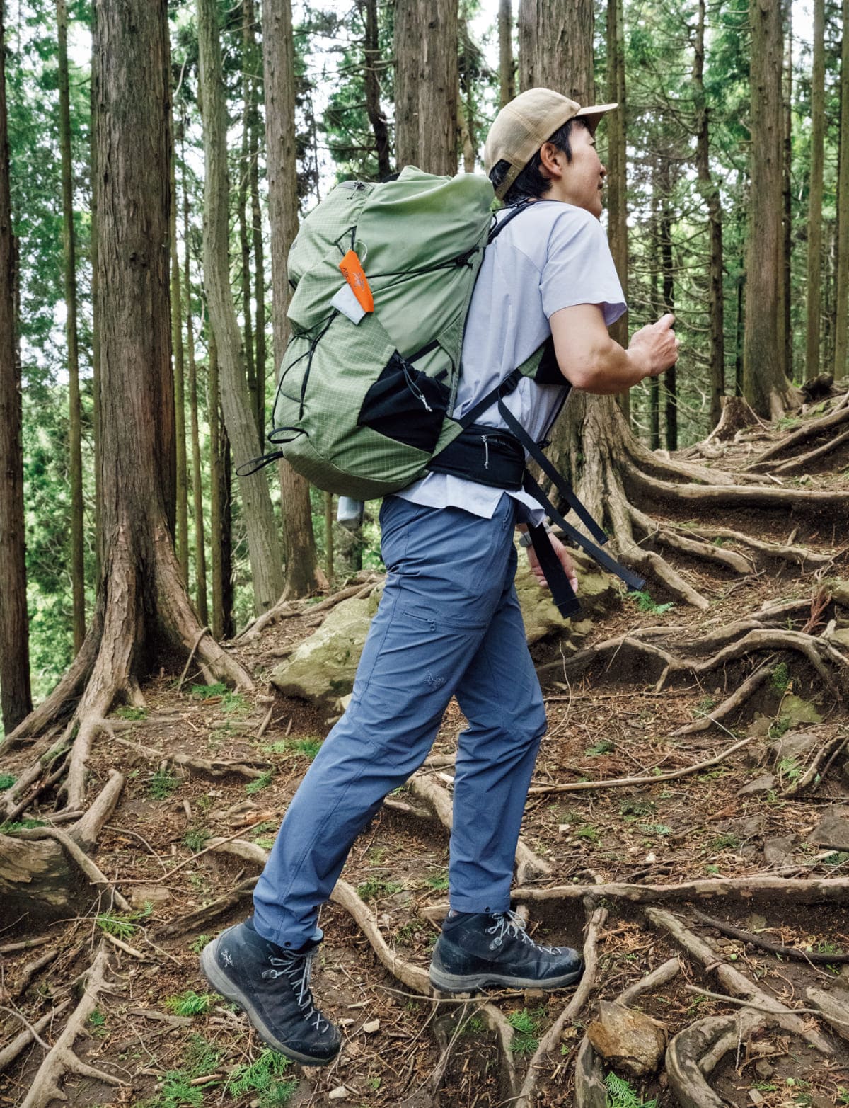 山を登りすぐ姿勢を伸ばしている様子