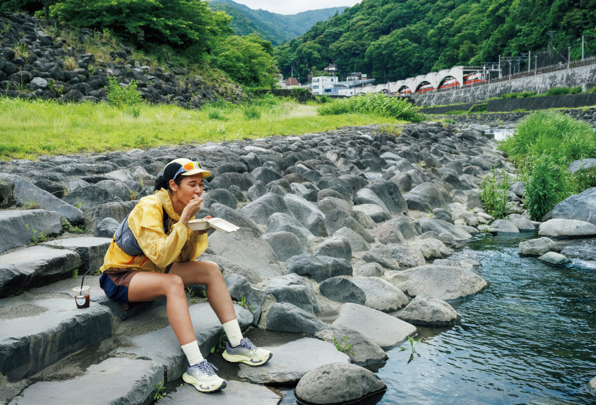 川辺でニュージーランドパイを食べている様子