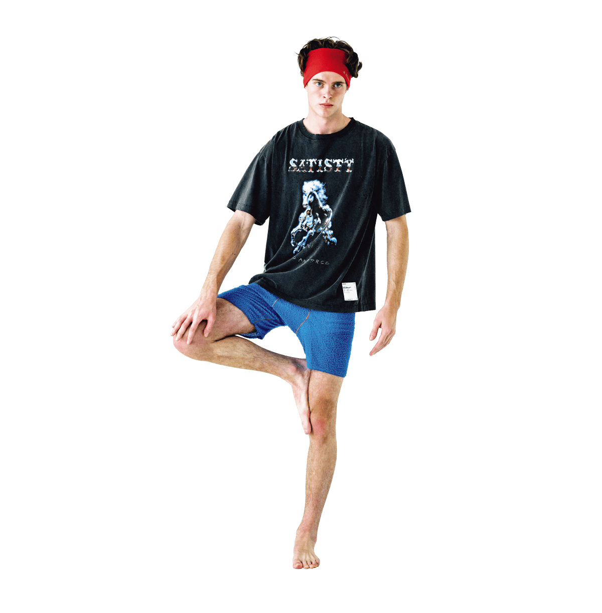 〈SATISFY〉ダメージTシャツと〈OMM〉ボクサーショーツを着用している男性