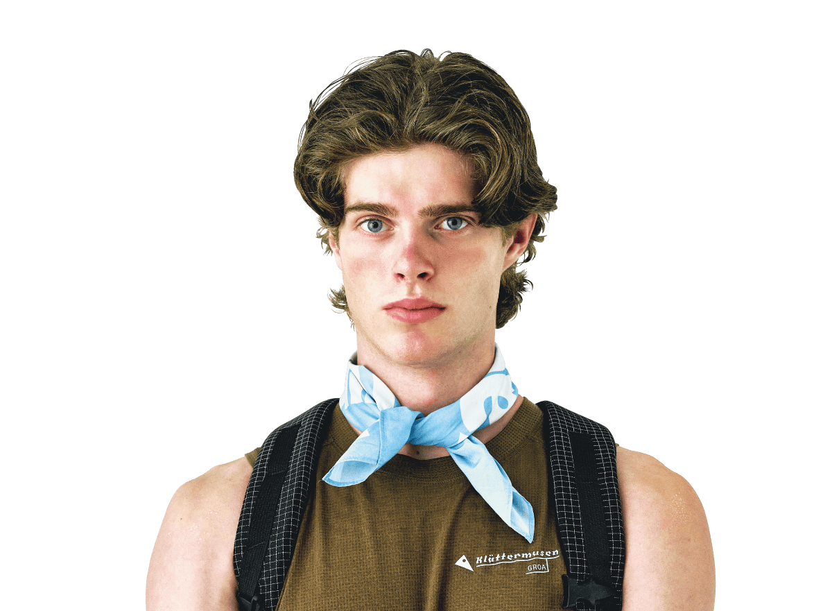 バンダナを首に巻いた男性
