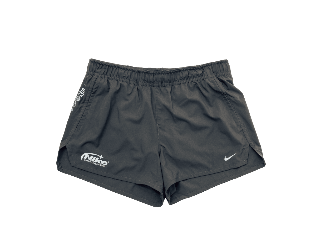 〈NIKE〉のランニングショーツ