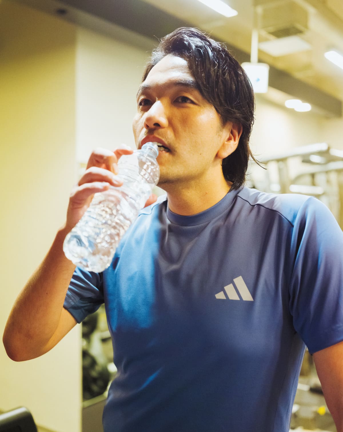 〈見取り図〉盛山さんが水を飲む様子