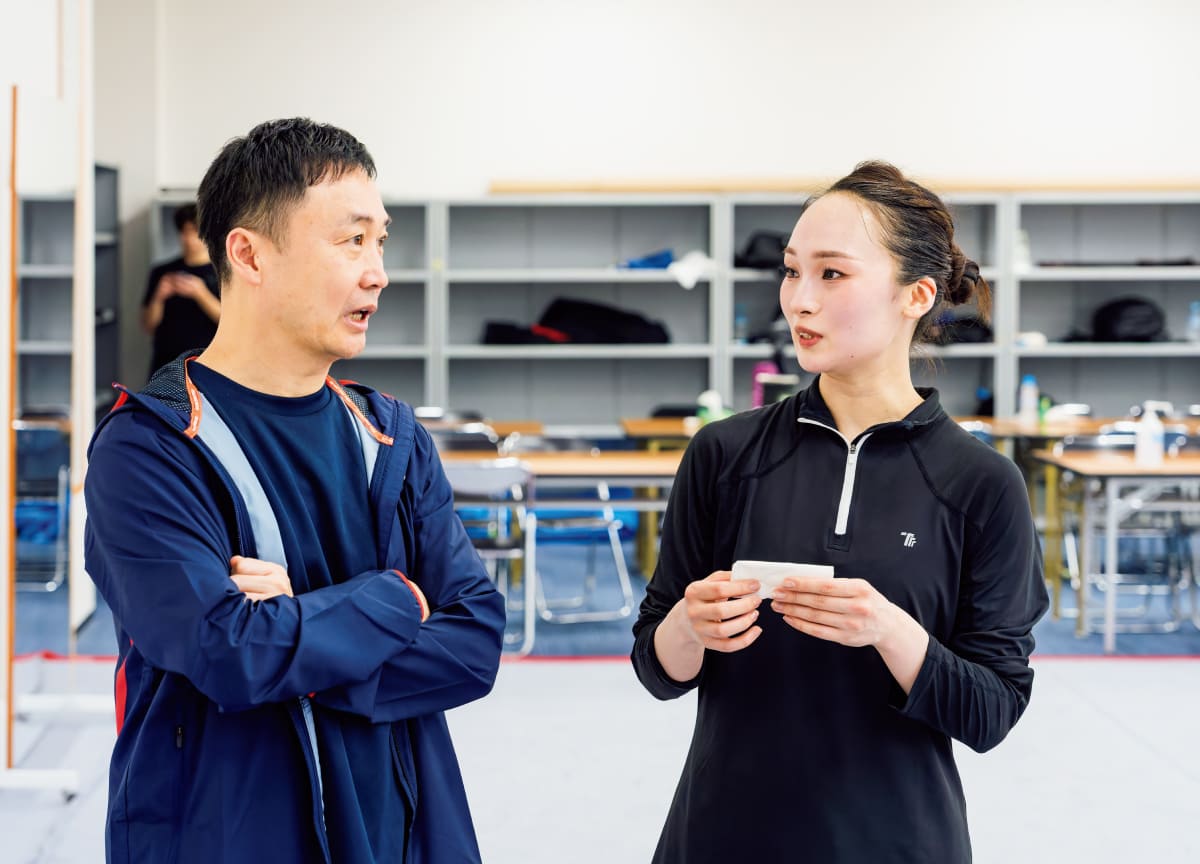 齋藤志保さんが会話している様子