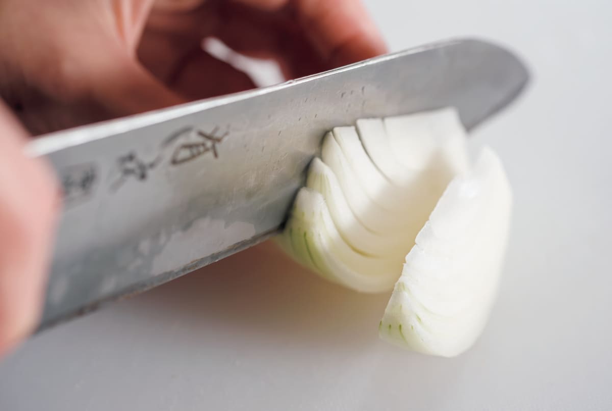 石突を切っている様子