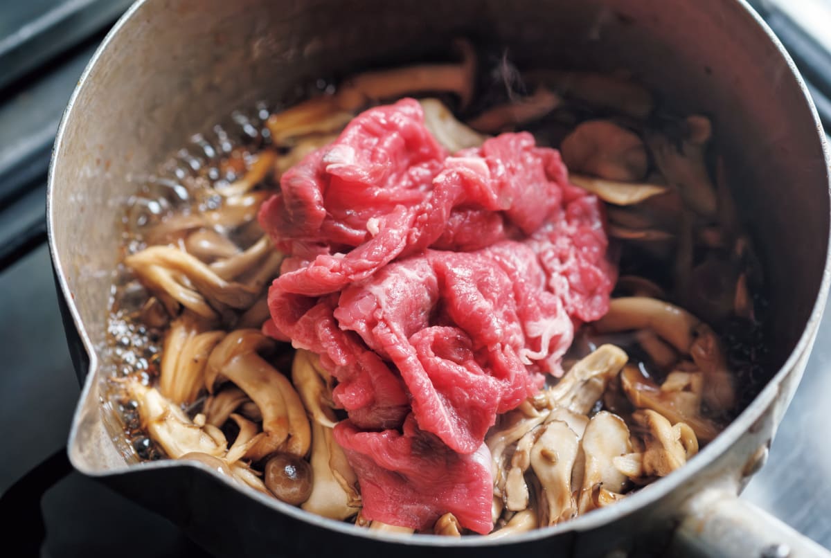 お肉を加えている様子