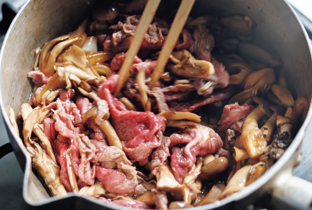 牛肉を入れて混ぜている様子