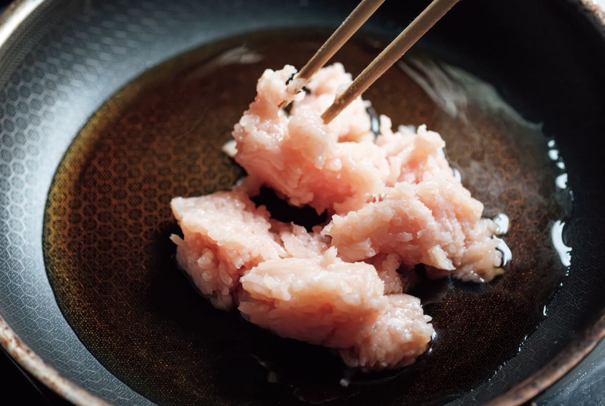冷たいフライパンにひき肉を入れている様子