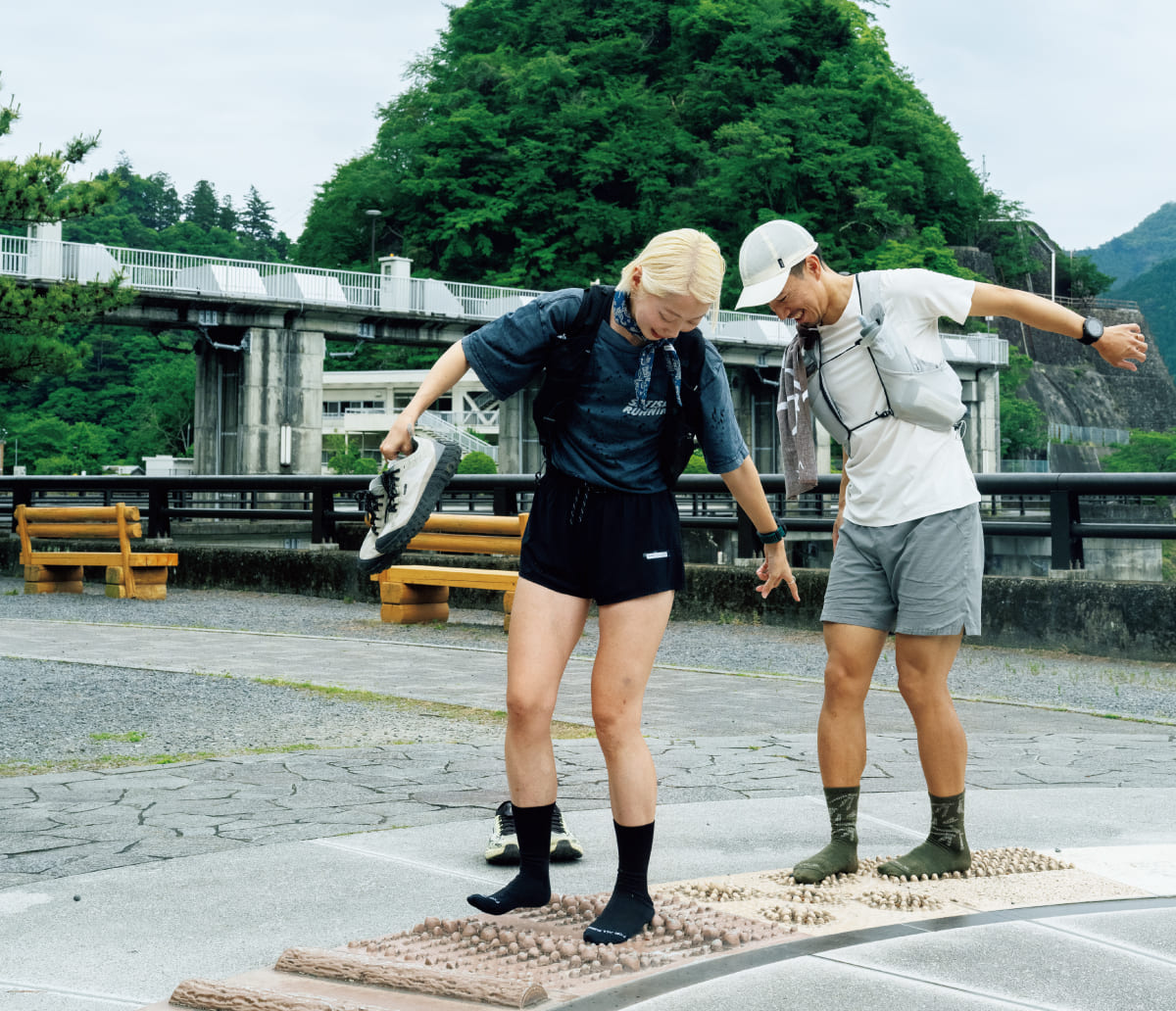 足ツボマッサージの上を歩いている様子