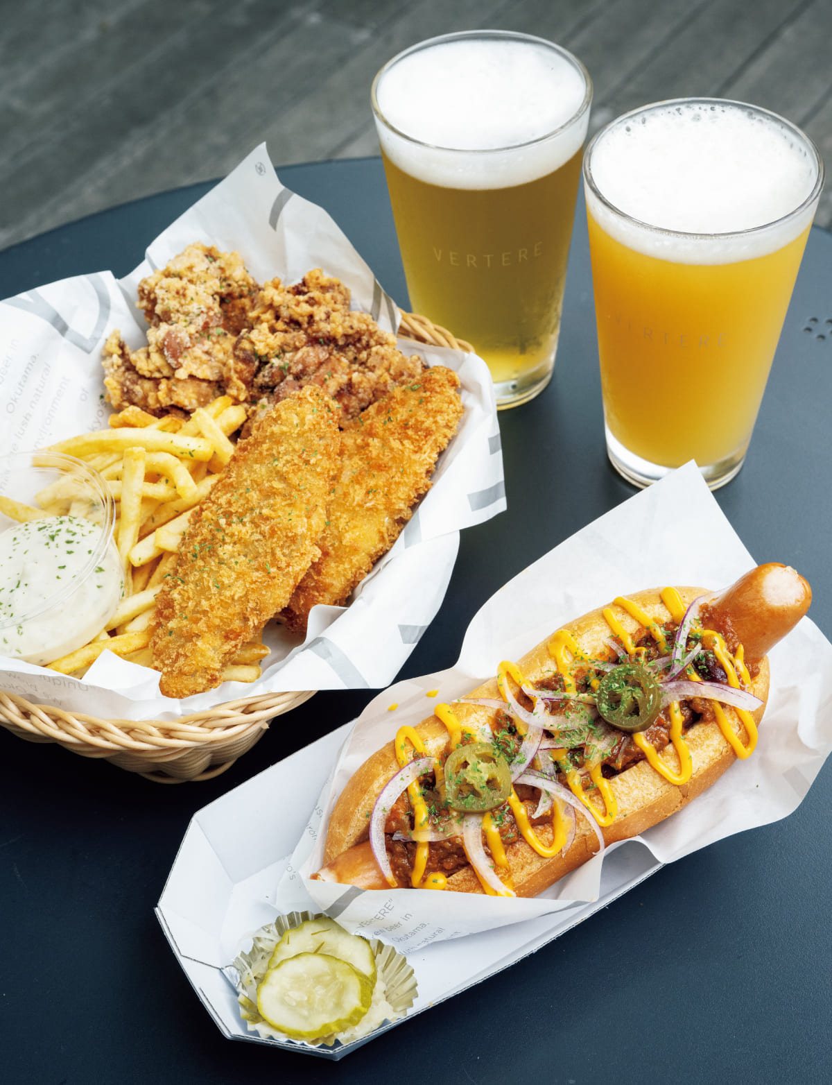 〈VERTERE Okutama Taproom〉でのビールとホットドック