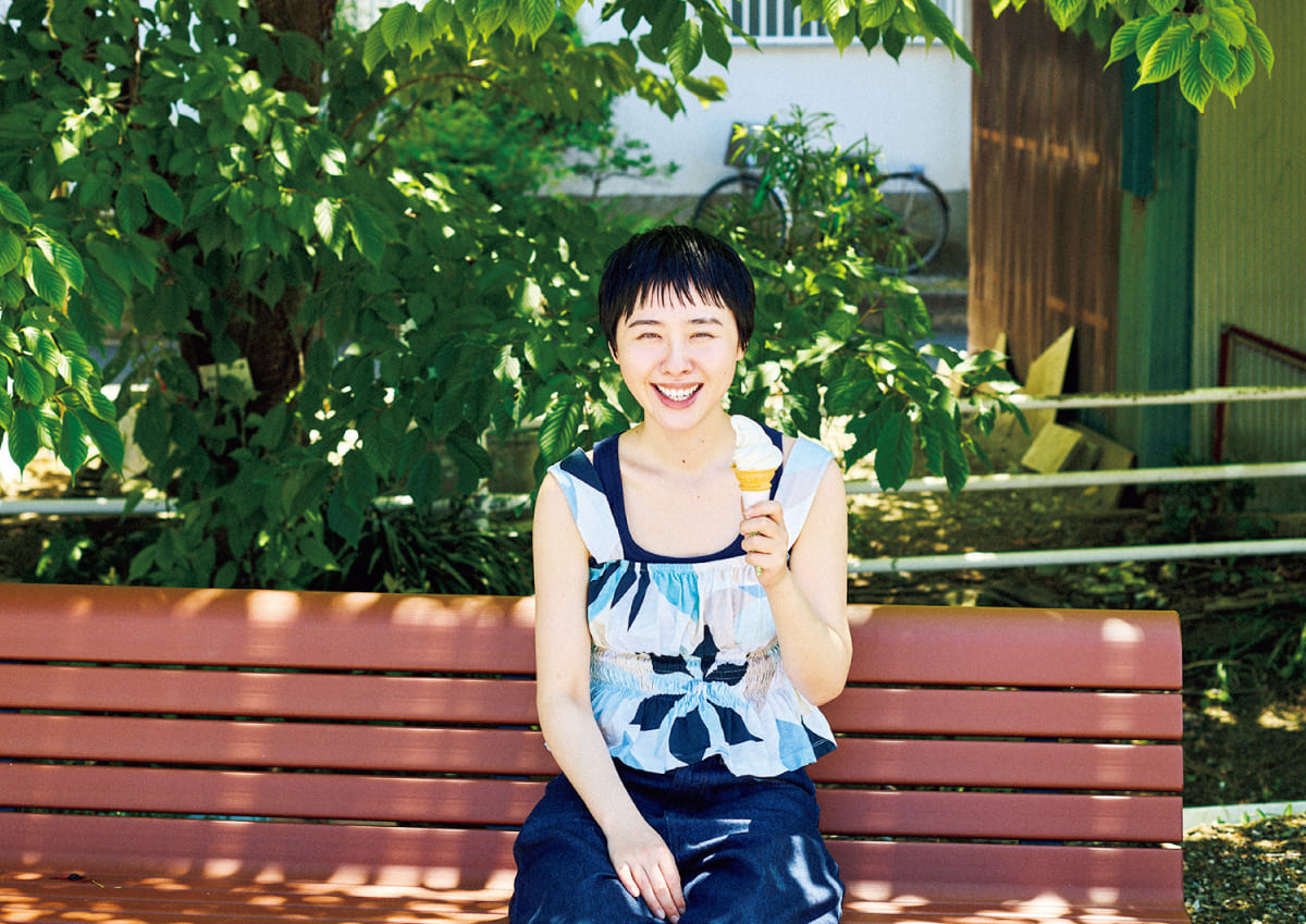 〈夢てらす・みよまつ〉でアイスを食べる様子