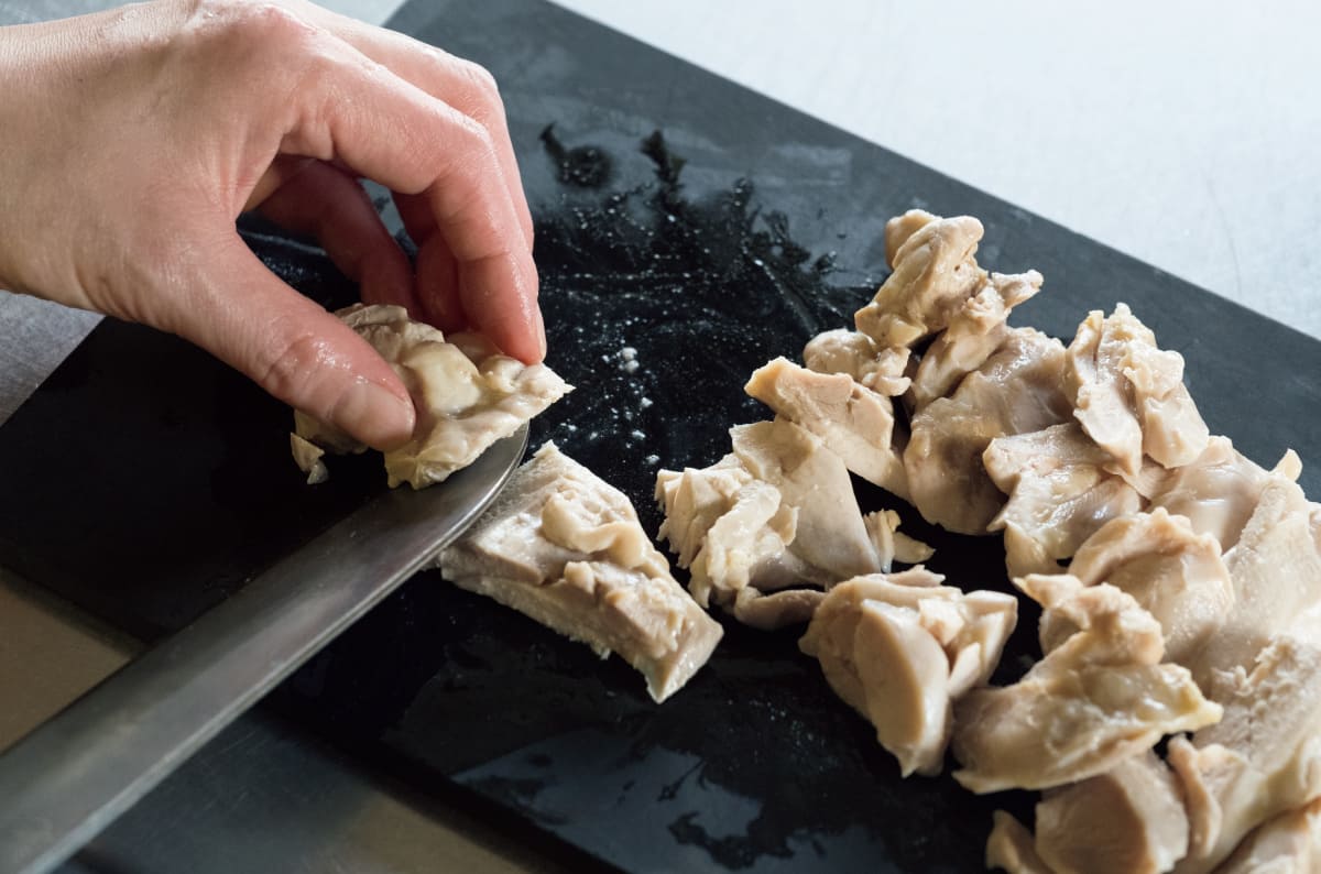 鶏肉を一口大に切っている様子