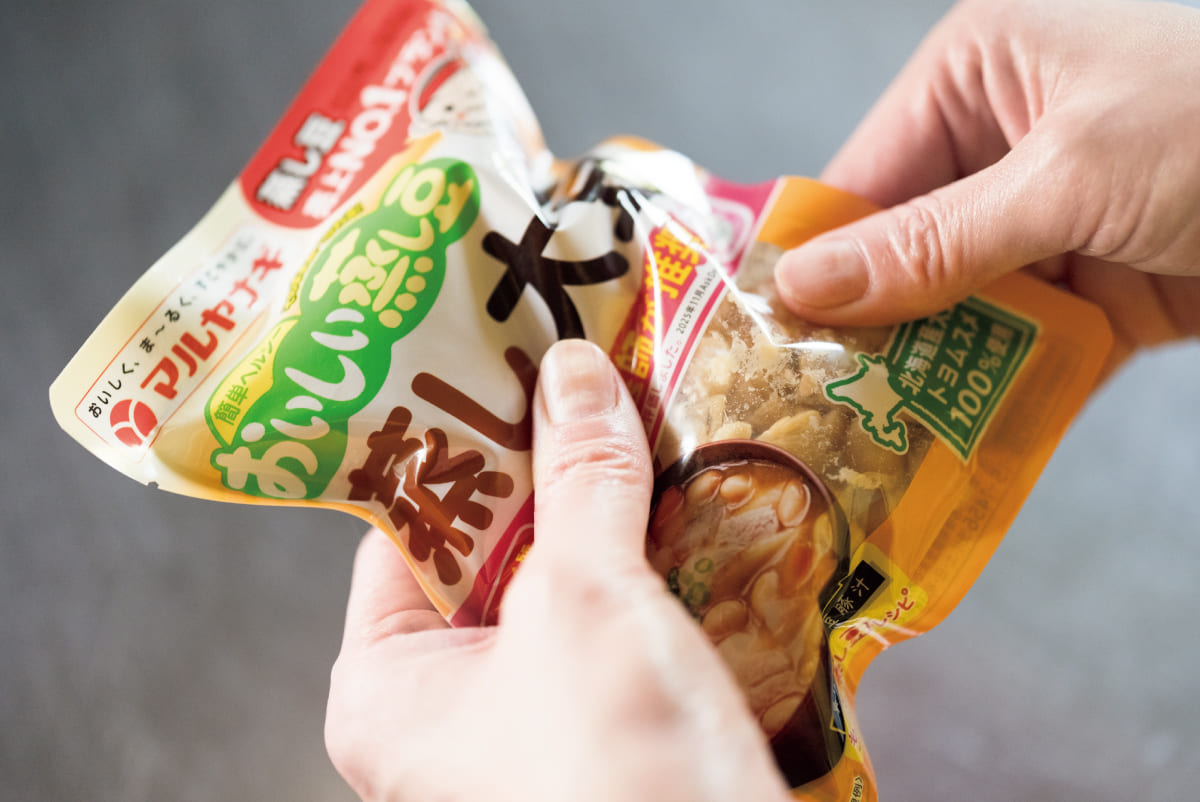 大豆を袋の上から潰している様子