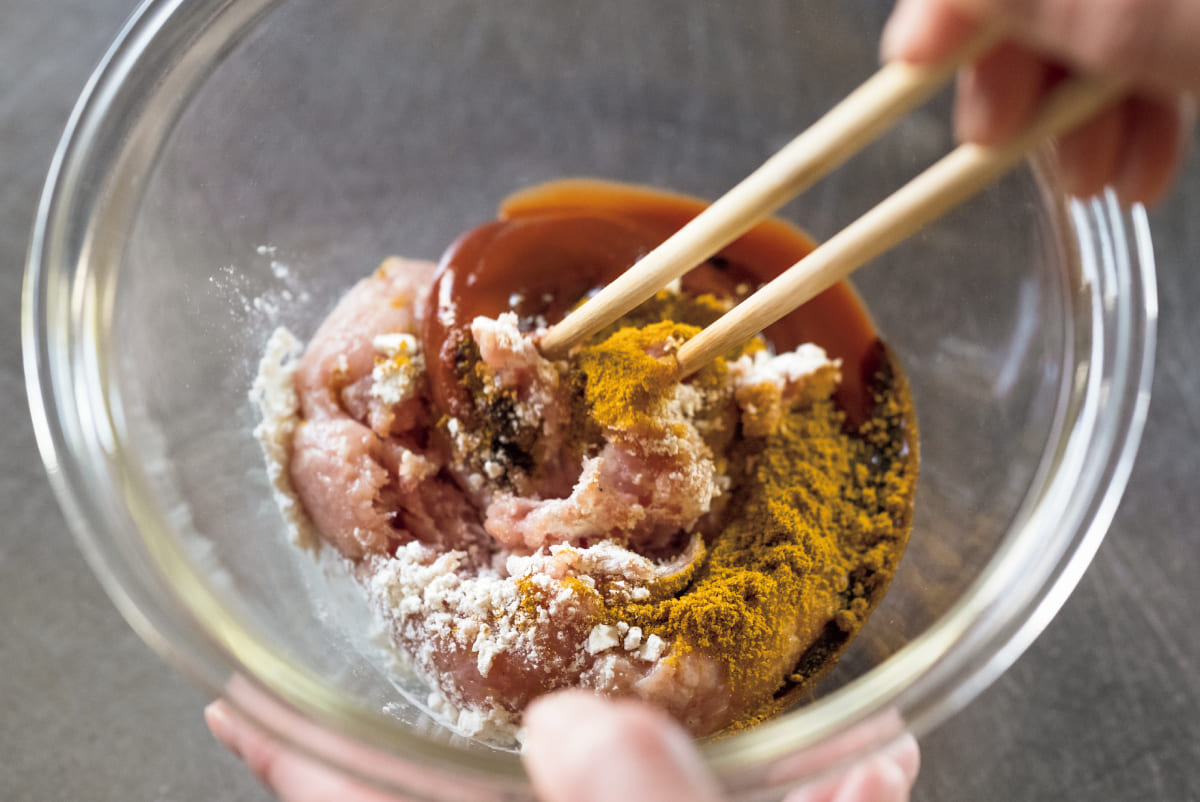 調味料を入れて混ぜている様子