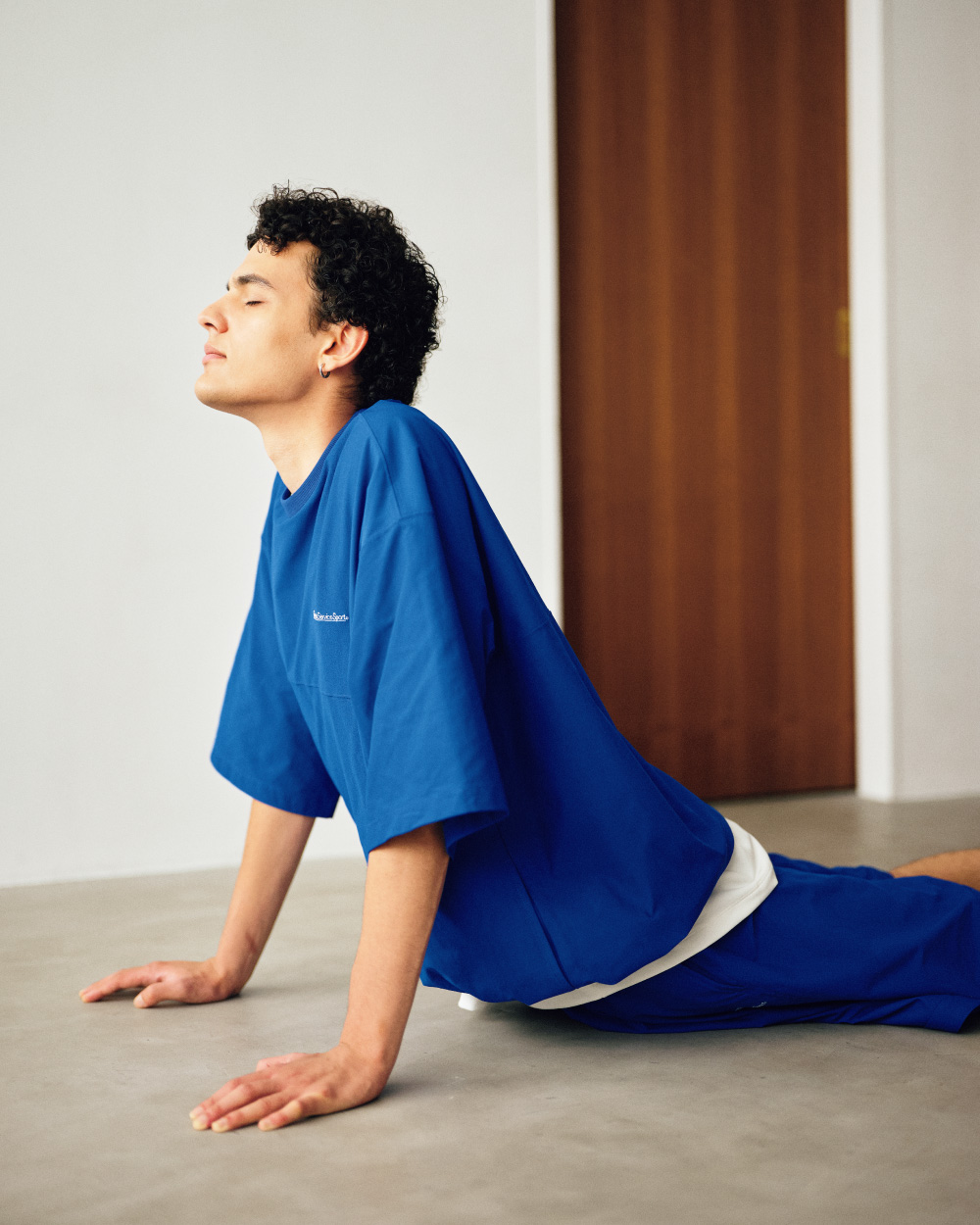 血圧を下げるストレッチをしている様子
