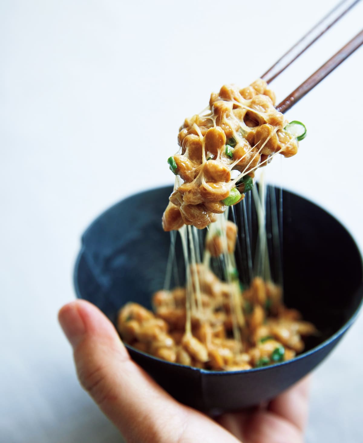 納豆をかき混ぜている様子