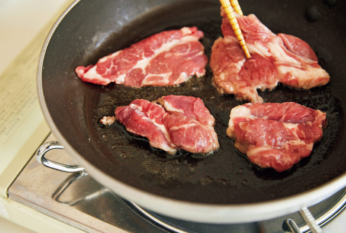 ラム肉を焼いている様子
