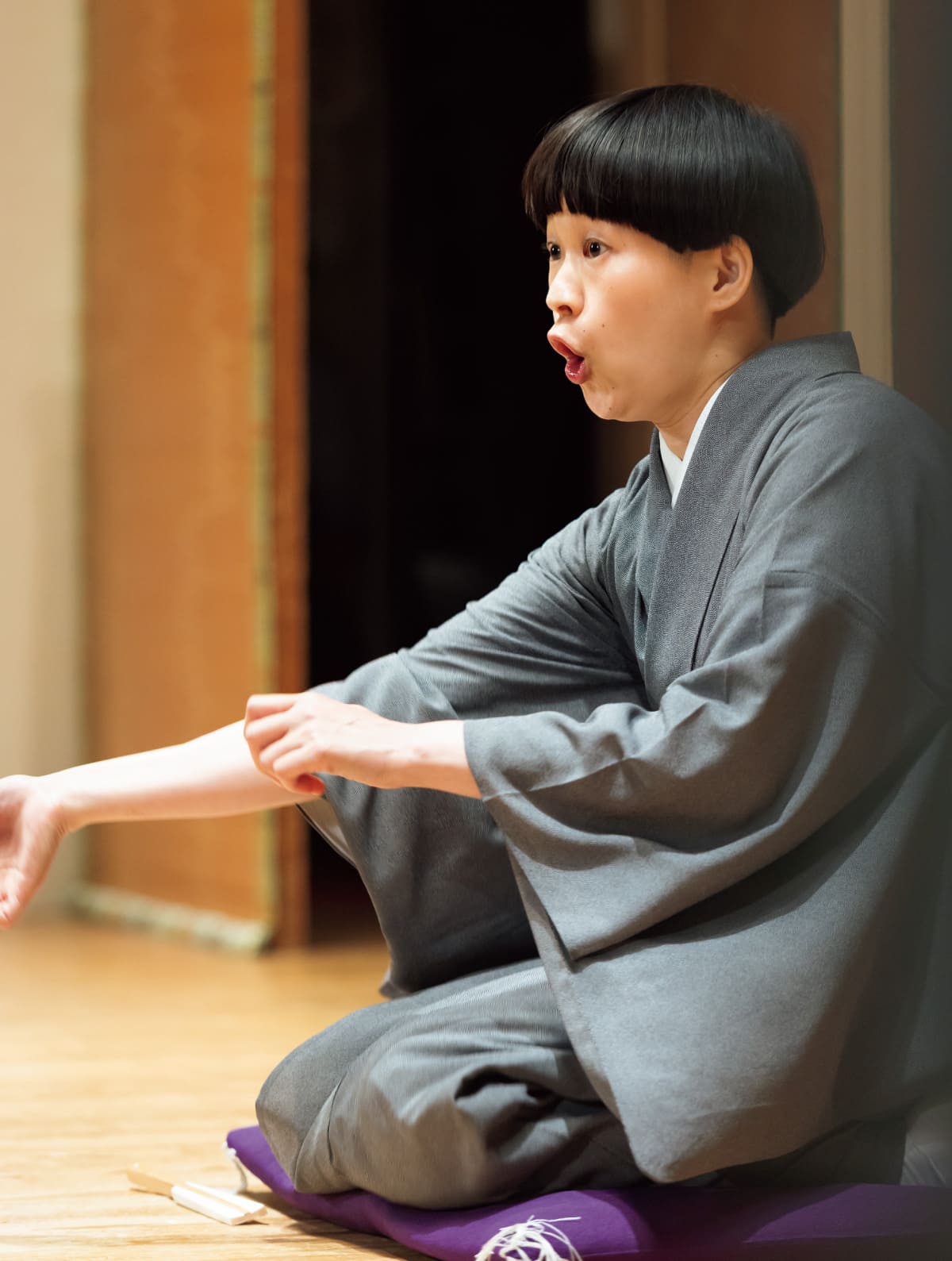 桂二葉さんの落語をしている様子