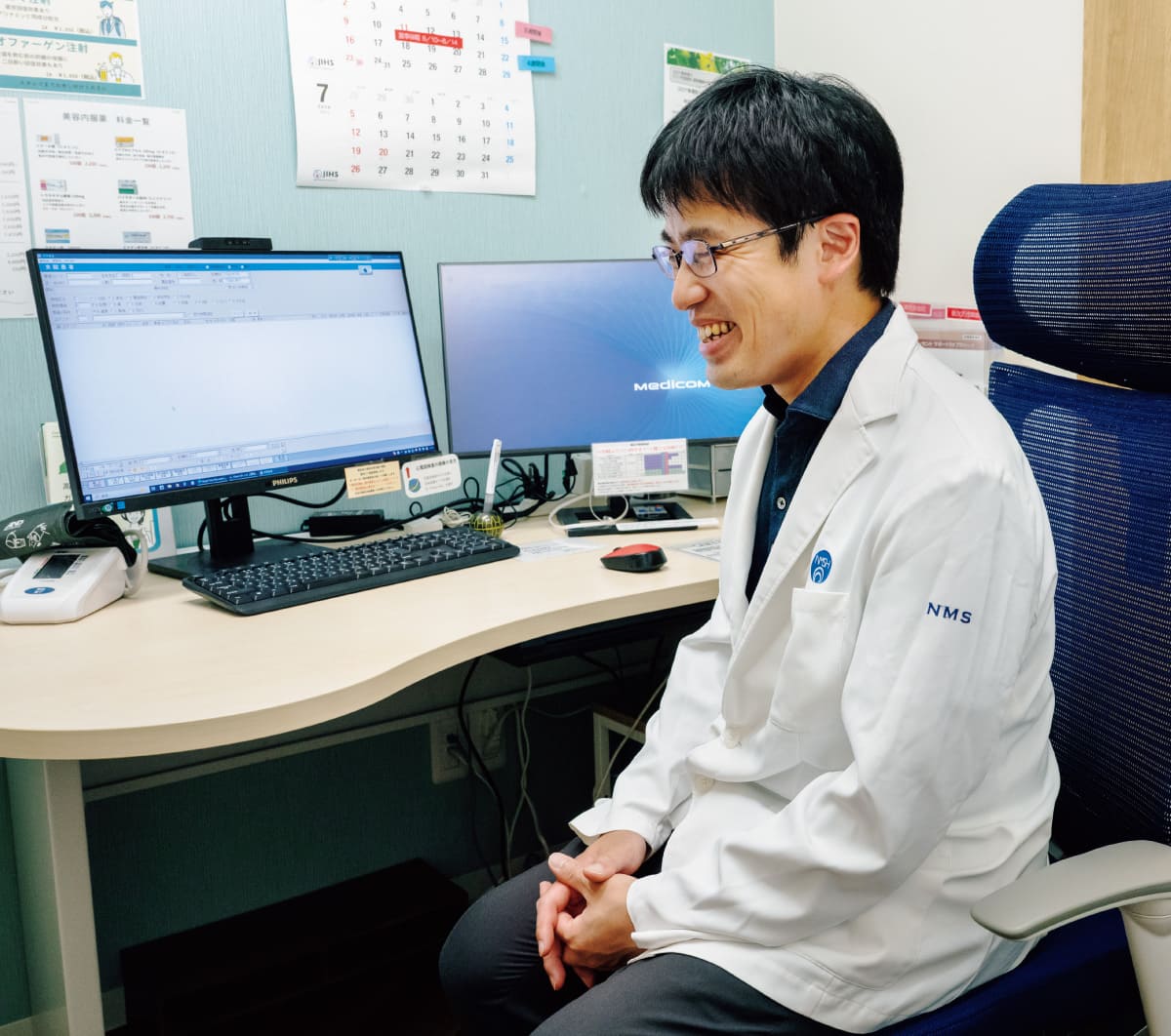 由井俊輔先生の診察室での様子
