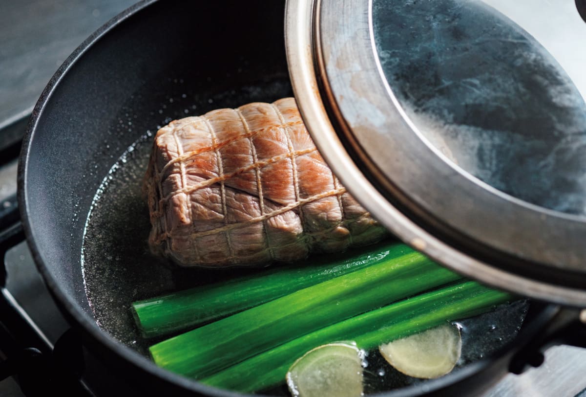 お肉とネギを入れ蓋をしめる様子