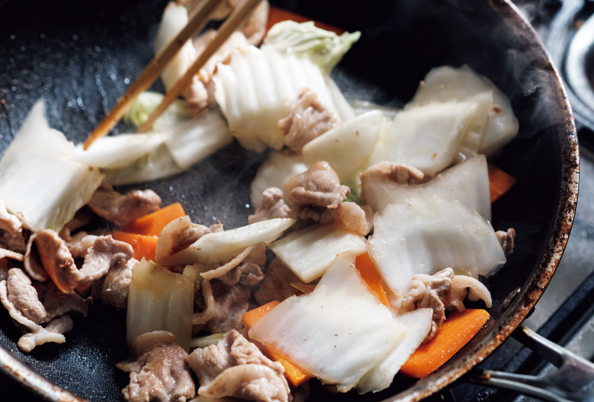 材料を炒めている様子