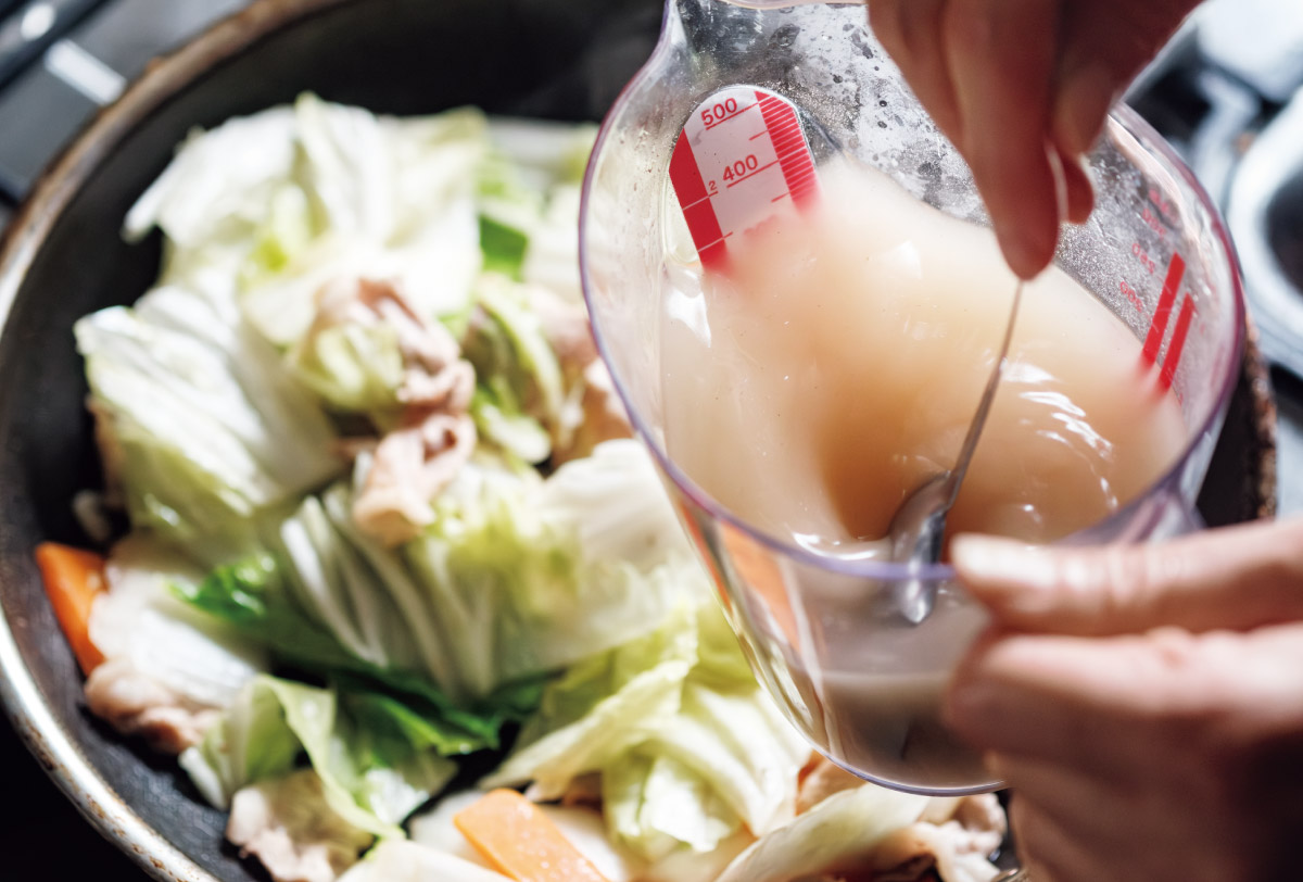 調味料を入れている様子