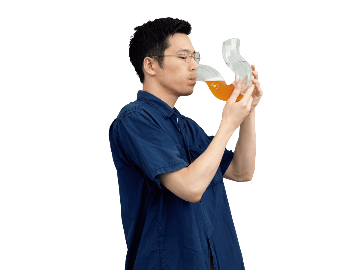 ふらつくビアグラスで飲む様子