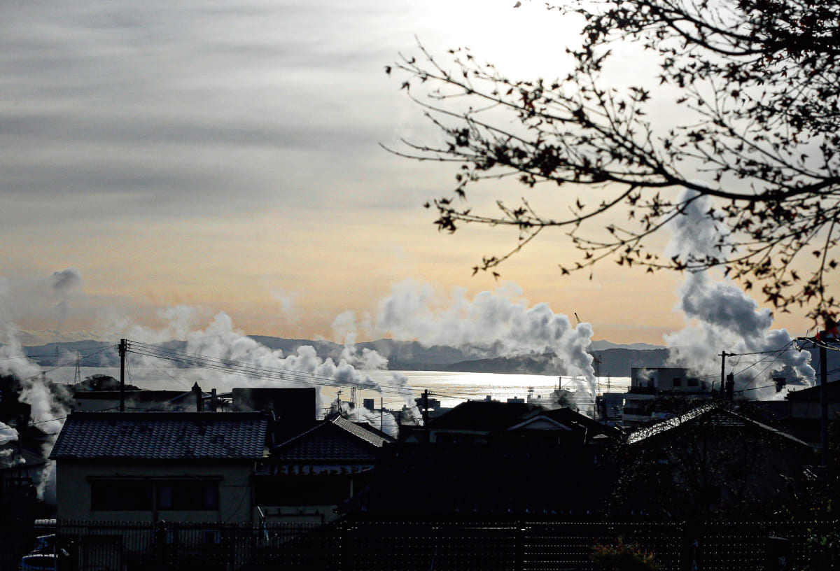 鉄輪の独自の湯煙が立ち上る景観