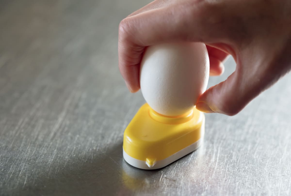 穴あけ器に卵を乗っけている様子