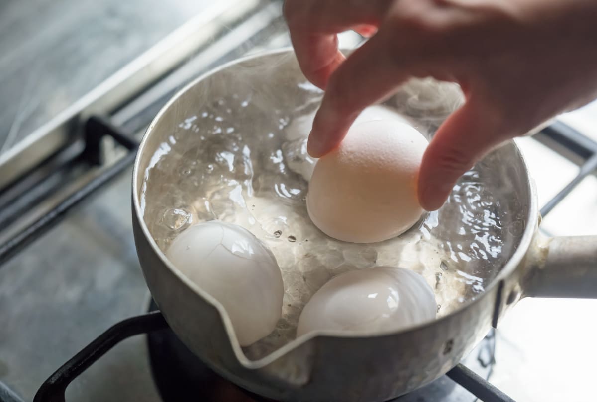 卵を沸騰したお湯に入れている様子