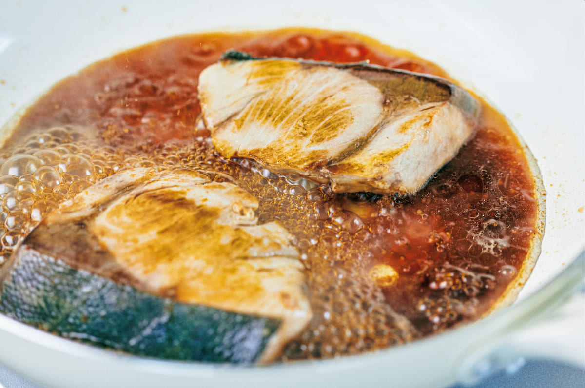 ブリの照り焼きを作っている様子