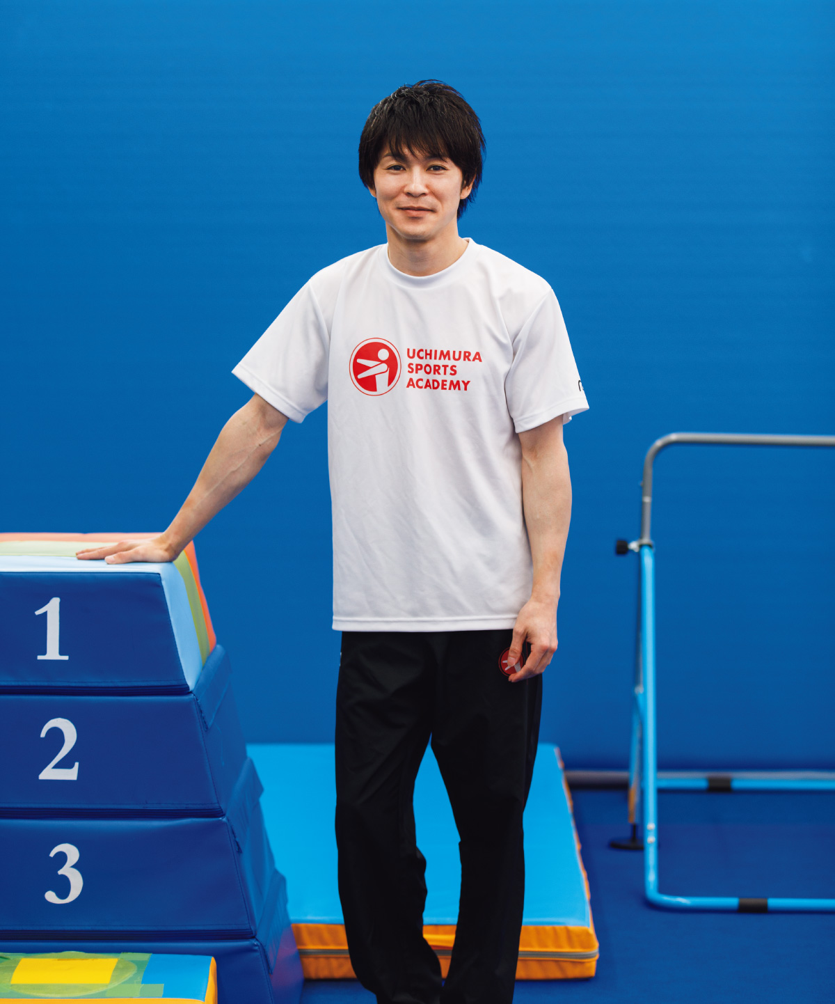 内村航平さんが跳び箱の横に立つ姿