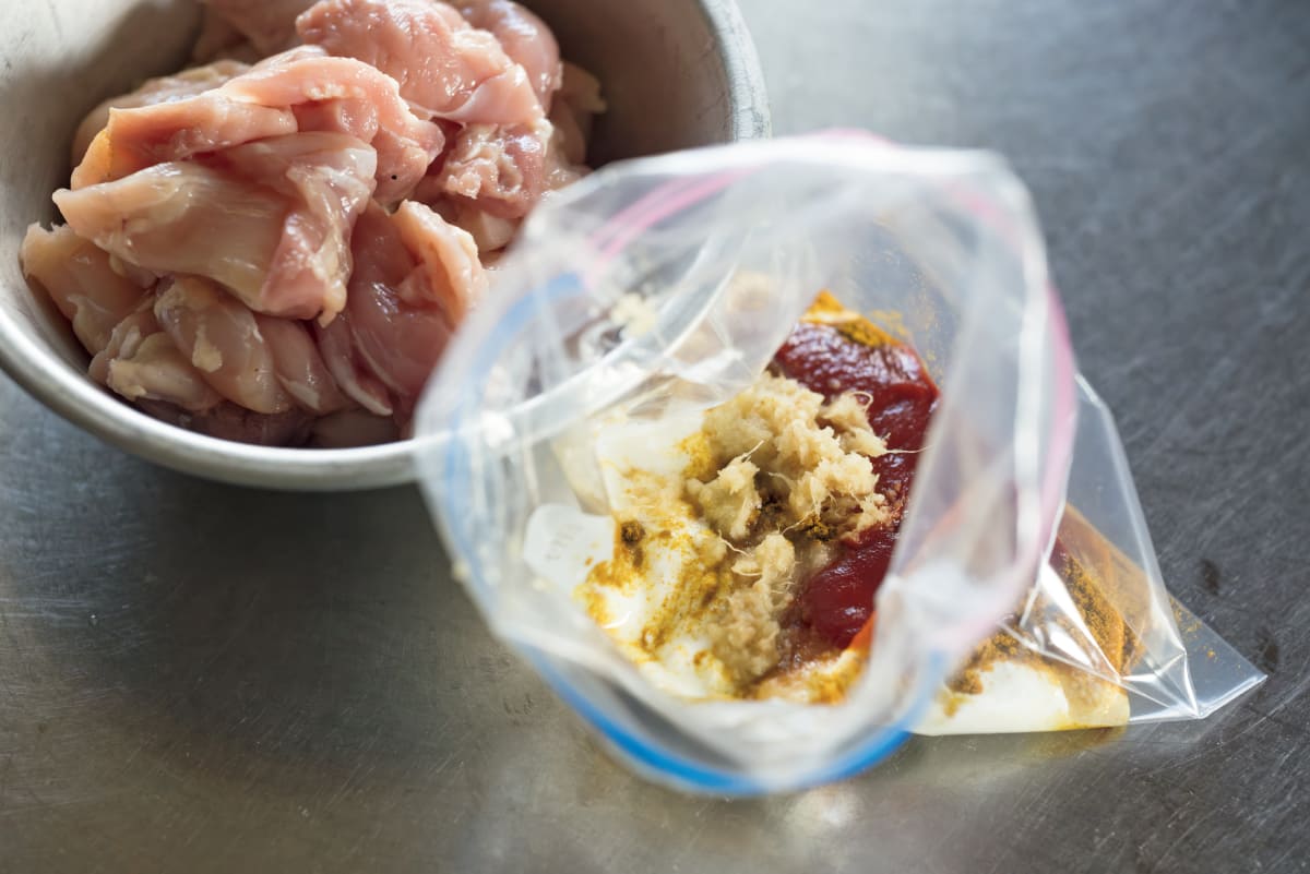 ジップロックにお肉と調味料を入れている様子