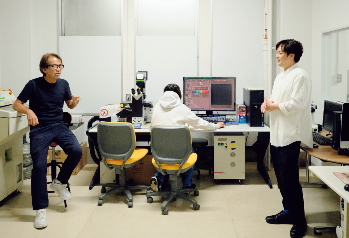 山田英季さん・喜田 聡さんが研究室で話している様子