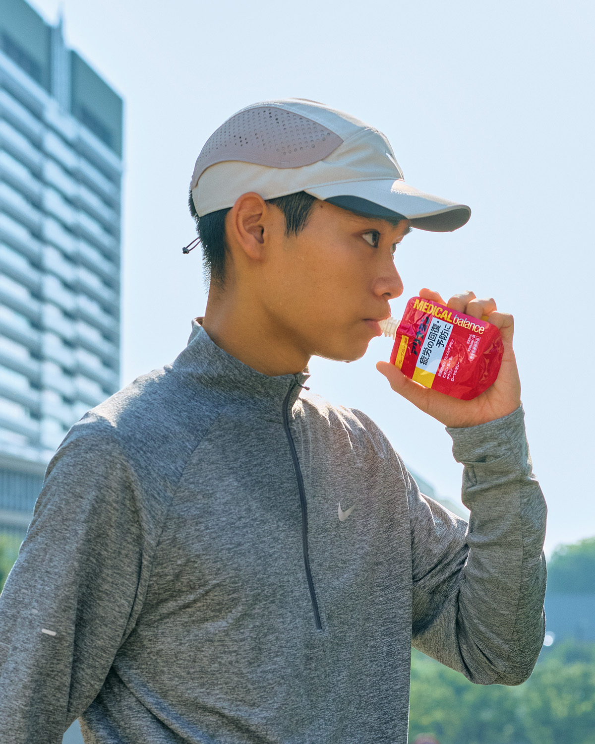 ランニングする男性が《アリナミンメディカルバランス》を飲んでいる様子