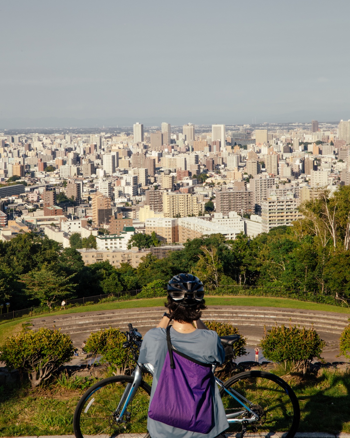 旭山公園から札幌市街を見下ろしている人の後ろ姿