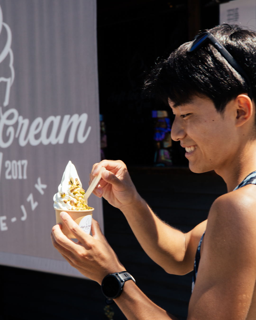 定山渓ランのご褒美　〈LOCALE-JZK〉のアイス　ピスタチオフレーバーを食べている