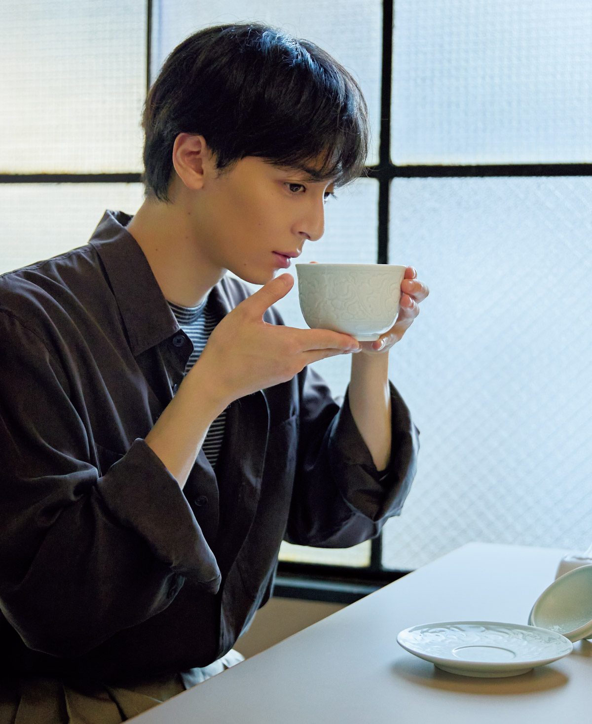 高杉さん用にブレンドされた漢方茶を飲んでいる様子