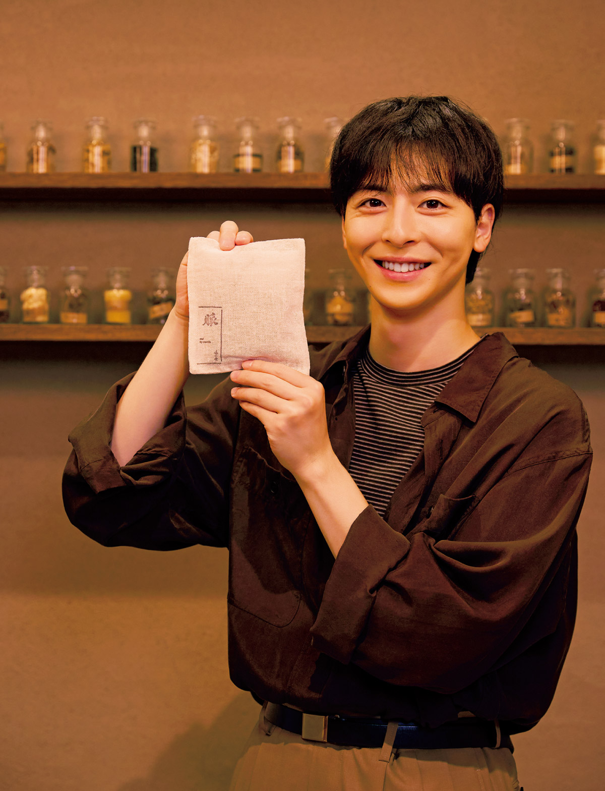 ブレンダされた入浴剤を持つ高杉真宙さん