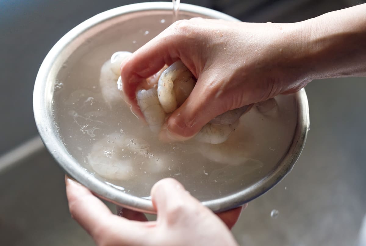 エビを水で洗っている様子