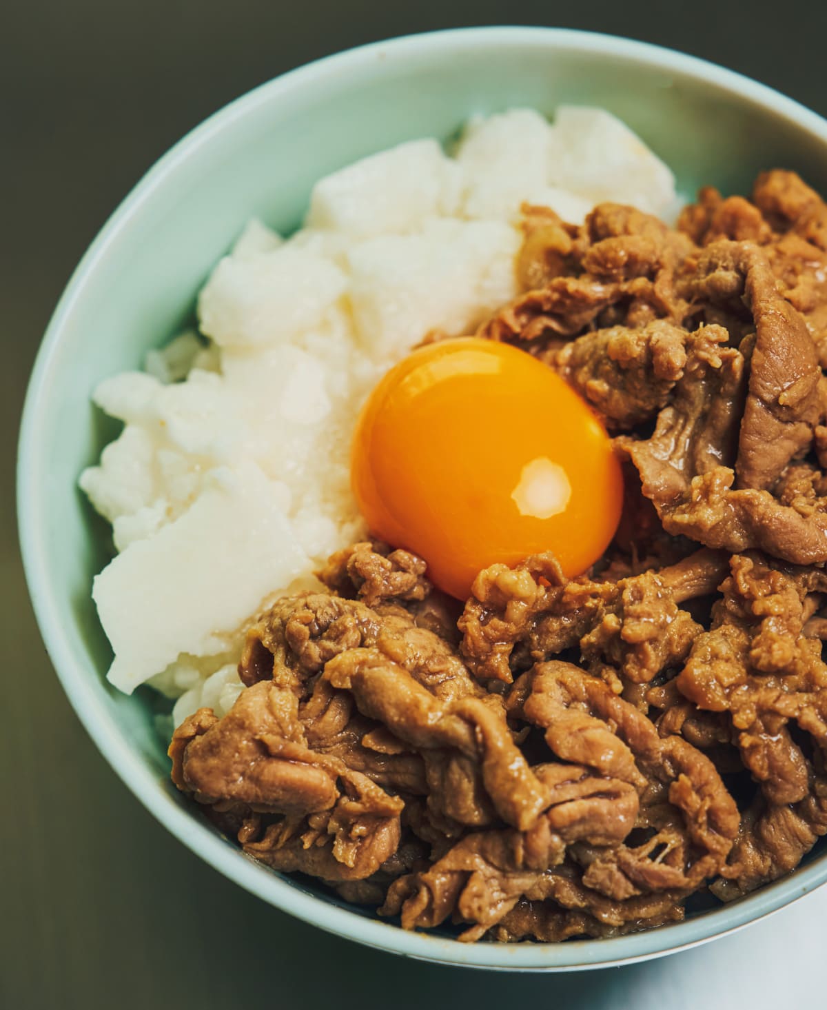 甘辛豚ととろろ、卵黄ののっけ丼