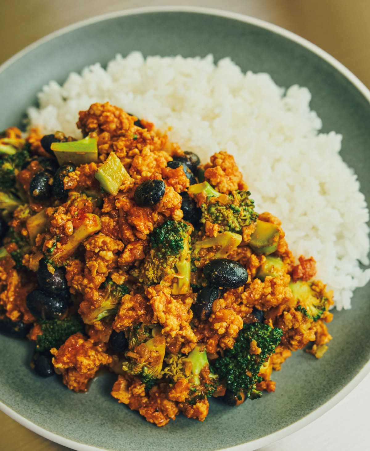 鶏挽き肉と蒸し黒豆、ブロッコリーのキーマカレー