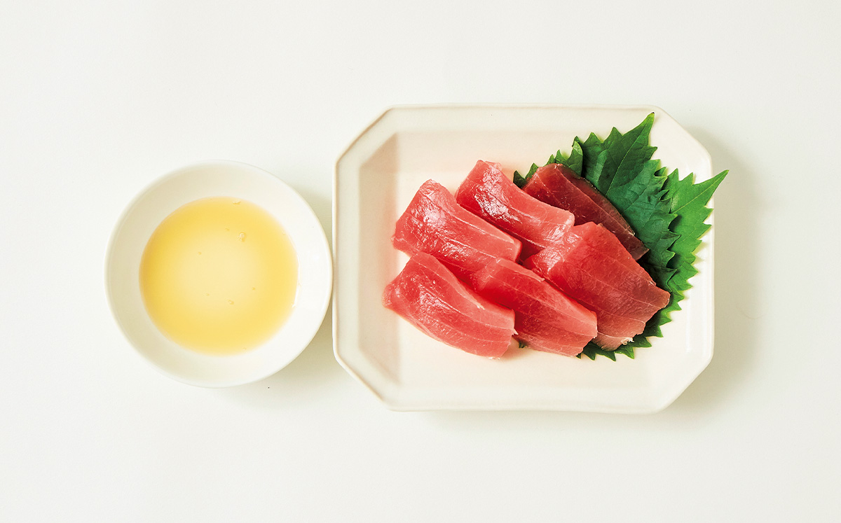 マグロの刺身にごま油をつける