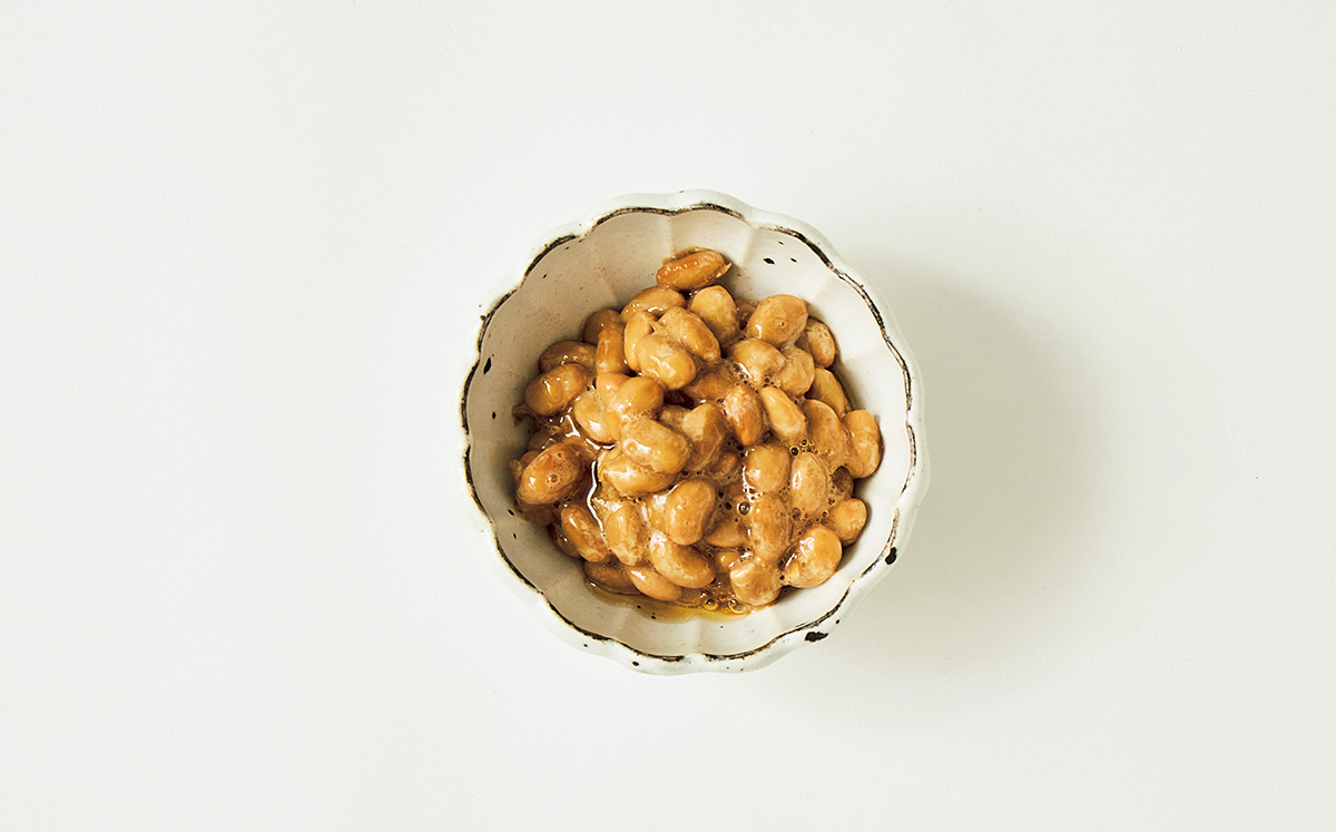 納豆にごま油をかける