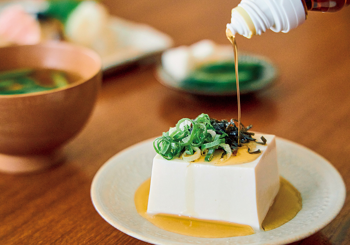 豆腐にごま油をかけている様子